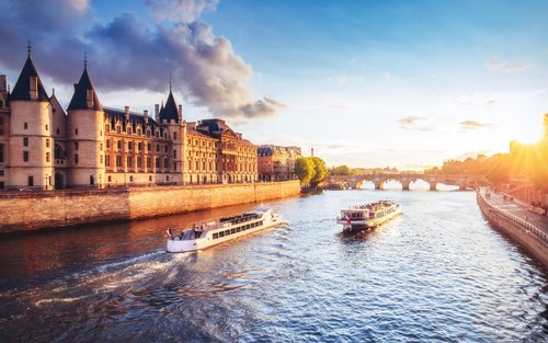 Seine river cruise experience with meringue in Paris 