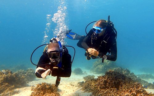 Kehitä taitojasi: PADI Advanced -kurssi Boholissa PADI 5 Star -keskuksessa