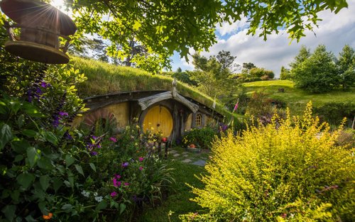 Hobbiton and Rotorua Day Tour with Wai-O-Tapu from Auckland