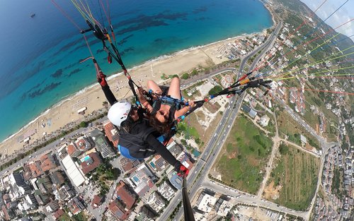 Alanya: Tandem Paragliding with Hotel Pickup Option