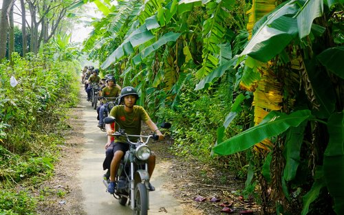 Du khách và dân phượt tạo dáng ở Hà Nội trên chiếc xe máy Minsk cổ điển