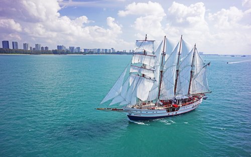 Singapore's Royal Albatross City Lights & Sunset Dinner Cruise