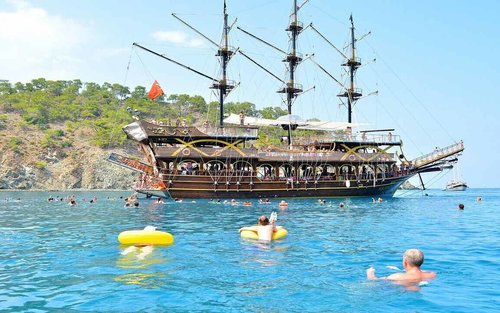 Gita di un giorno intero in piccolo gruppo in barca pirata ad Antalya Kemer Marina