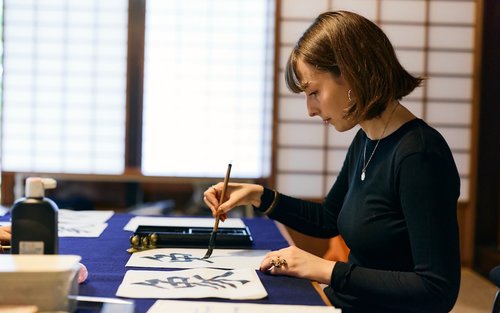 Experiència privada de cal·ligrafia japonesa a Osaka en una casa històrica
