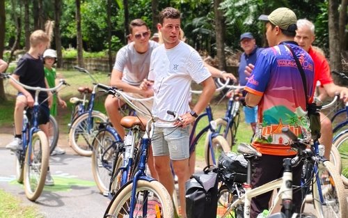 Passeio de Bicicleta em Grupo Pequeno por Wat Pariwat e Bang Krachao