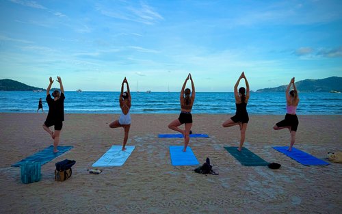 Yoga all'alba a Patong Beach a Phuket