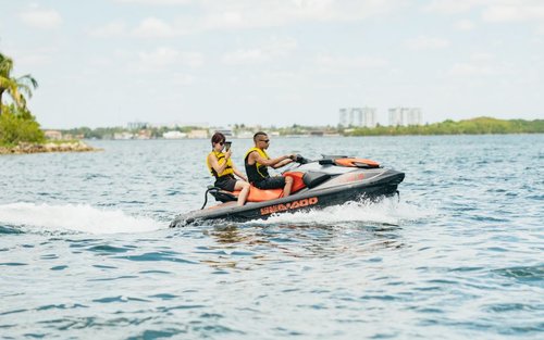 마이애미 제트 스키: 최고의 수상 액티비티를 경험해보세요!