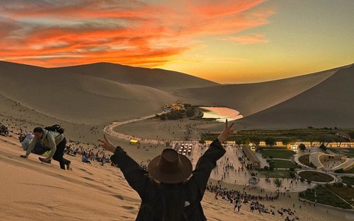 Chasing Dreams Qinghai-Gansu Northwest Grand Loop 7-Day Tour for Small Groups of 2-8 People (24-hour airport pick-up and drop-off in Xining + Mogao Grottoes + Rainbow Danxia + Emerald Lake + Crescent Spring of Singing Sand Mountain)