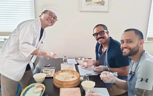 Classe de sushi a Tòquio amb un xef professional i un tour pel supermercat local