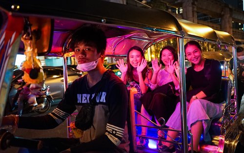 Bangkok Tuk Tuk éjszakai túra étellel és italokkal Sziámban és Silomban