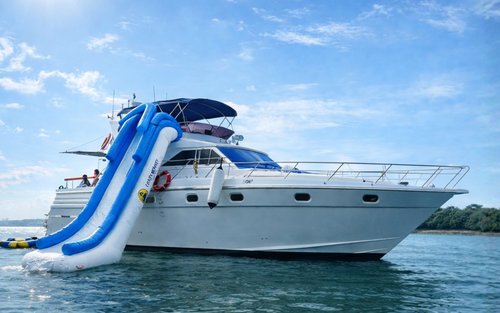 Private Yacht to Lazarus Island by Crazy Monkey