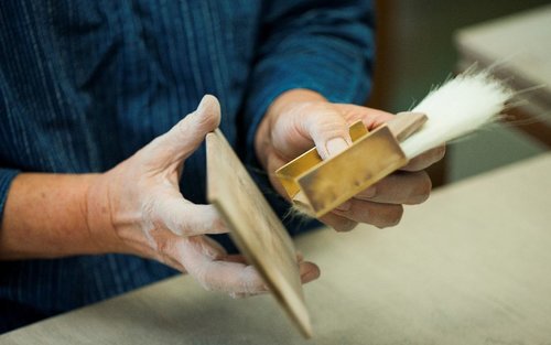 Gumawa ng Isang Tunay na Pambura ng Kaligrapya kasama ang isang Tradisyunal na Manggagawa