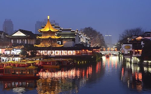 Full-Day City Highlights Tour of Nanjing Grand Bao'en Temple and City Wall Museum