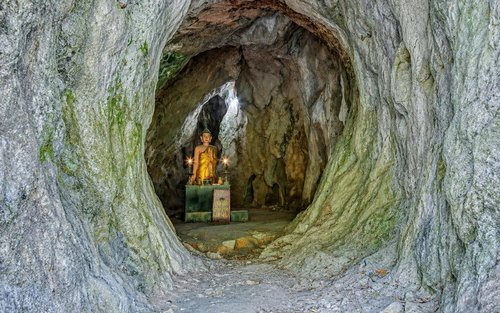 Da Nang: Exploring 7 Caves of 3 Marble Mountains Day Tour by Motorbike