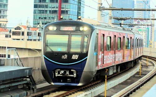Jakarta Walking Tour with MRT | Multilingual Guide
