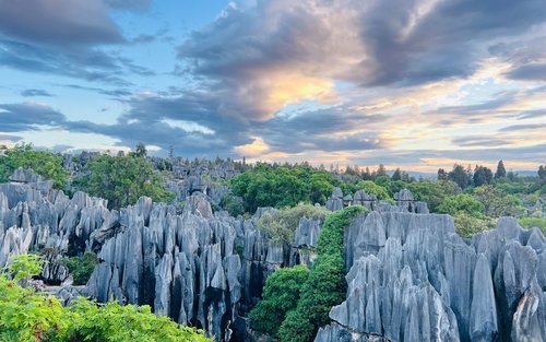 Tur Sehari Penuh Kunming Stone Forest & Jiuxiang dengan Tiket