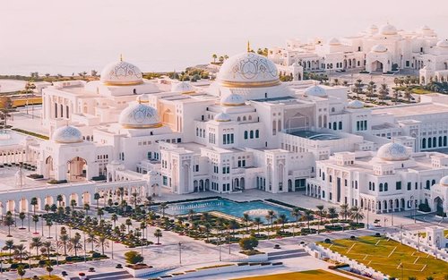 Dobrodružství Aladina v Abú Zabí s věží Etihad Tower a palácem Qasr Al Watan 