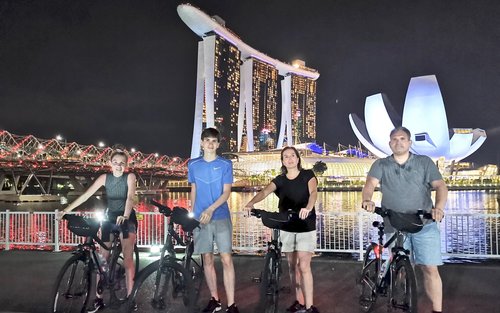 Passeio noturno de bicicleta pela Marina Bay de Singapura