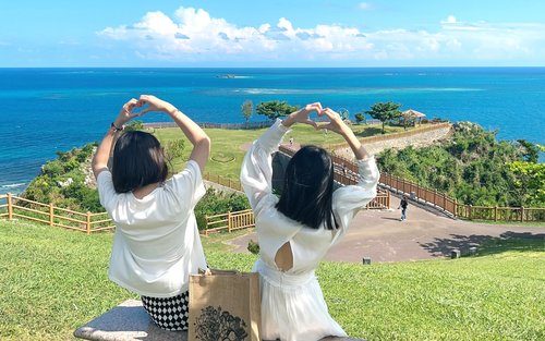 Tour di un giorno delle famose attrazioni del sud di Okinawa con guida cinese: Okinawa World & Gyokusendo (biglietto incluso)・Spiaggia di Niihara・Isola di Senaga・Outlet/Acquario DMM・Capo Chinen