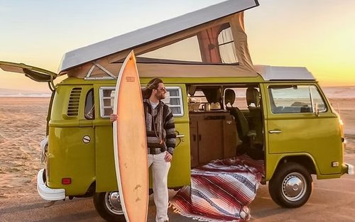 Tour de surf en una furgoneta VW clásica en la playa de Malibú