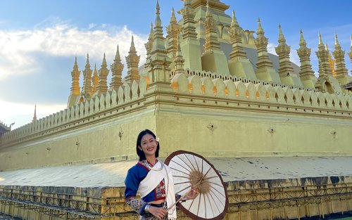 Tour chụp ảnh với trang phục truyền thống Lào ở Viêng Chăn