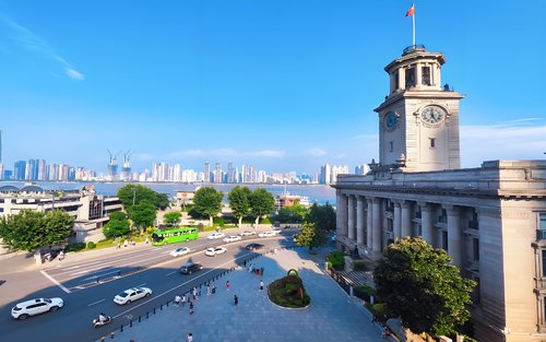 1-Day Tour of Wuhan | Yellow Crane Tower + Yangtze River Bridge + Hubu Alley + Wuhan University Archway + Hubei Provincial Museum + East Lake + Jianghan Custom House