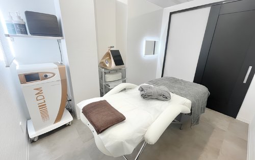 IROHA, Japanse schoonheidssalon in Kobe, gespecialiseerd in kleine gezichten en kruidenpeelings.