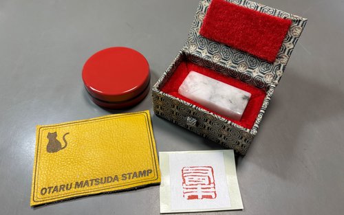 在小樽匠人的指導下體驗用天然石材製作印章