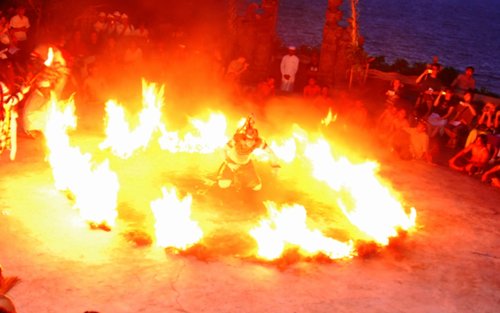 Tiket Tari Kecak dan Pertunjukan Api di Uluwatu dan Pantai Melasti Bali