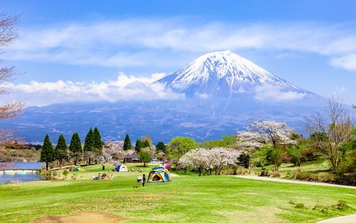 Experiència de càmping de dues nits i un dia al càmping Tanuki-ko, gaudint del mont Fuji i la vora del llac.