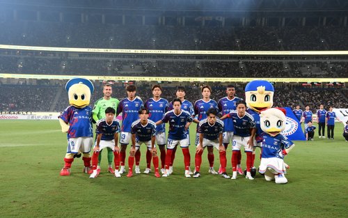 Entrada para el partido de fútbol del Yokohama F. Marinos en el Estadio MUFG (Tokio)