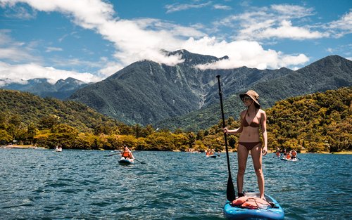 花莲：鲤鱼潭SUP立式划桨・独木舟体验