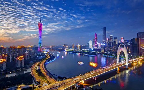 Read 2000 Years in One Night | Guangzhou Night Tour Private Group + English Guide | Millennium Ancient Road + Pearl River Cruise + Optional Late Night Snack