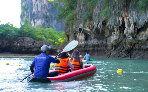 Tour in canoa al tramonto all'isola di James Bond a Phuket