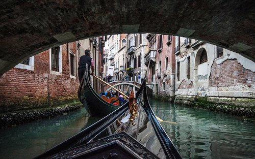 Naik gondola kongsi tradisional di Venesia