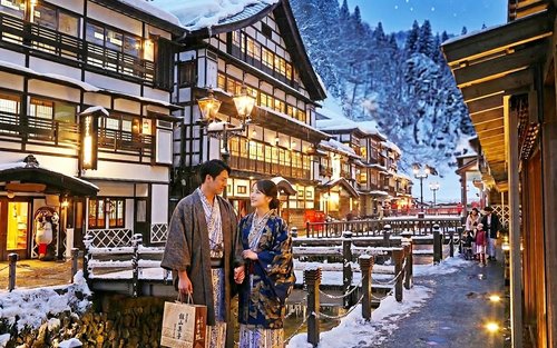 日本東北銀山溫泉2日遊 : 銀山溫泉・松尾芭蕉山寺・藏王纜車・狐狸村・最上川遊船・御釜火山口・秋保瀑布楓葉(季節限定)  仙台出發 中日英領隊