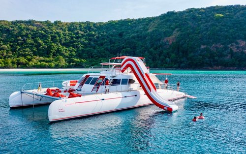 Melompat Pulau dengan Menaiki Yacht Matahari Terbenam Pattaya dengan Makan Tengah Hari Bufet