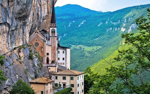 Heldagsupplevelse med guide till Madonna della Corona och Sirmione