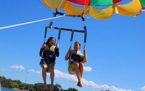 在冲浪者天堂体验帆伞运动