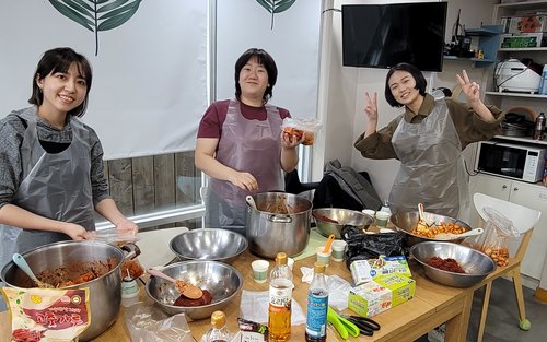 Klase sa Pagluluto ng Korean Radish Kimchi (Kkakdugi) sa Busan