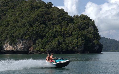 Vesiskootterihupia saarihyppelykierroksella Langkawilla Mega Water Sportsin järjestämänä
