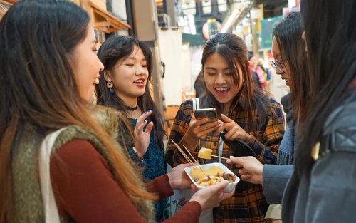 Tour gastronômico a pé de meio dia no Mercado Kuromon em Osaka