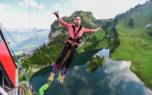 旅行者在高空彈跳時向鏡頭揮手