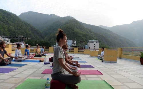 Rishikesh: Yoga ao nascer do sol no Ganges com instrutor certificado