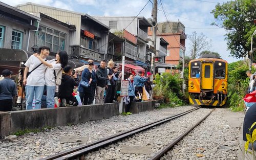 Taipei Shifen Waterfall & Sky Lantern Half-Day Bus Tour