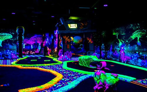 Blacklight Minigolf im American Dream