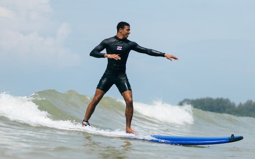 කාඕ ලක්, ෆැන්ග් න්ගා හි Memories Surf House විසින් පවත්වනු ලබන සර්ෆ් පාඩම