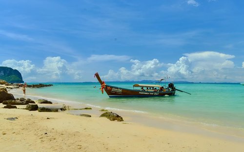 Phi Phi 4 Hrs Tour: Kunjungi 4 Tempat Ikonik dengan Private Longtail Boat 
