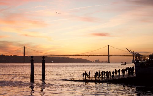 Der Charme Lissabons: Alfama Tapas Tour & Segeln im Sonnenuntergang