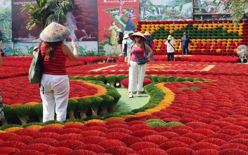 Excursió en grup reduït de mig dia pel Poble de l'Encens Roig i el Poble del Barret Cònic de Hanoi